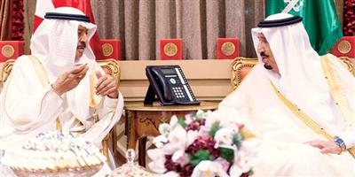 خادم الحرمين الشريفين يستعرض العلاقات مع رئيس وزراء مملكة البحرين ويقيم مأدبة غداء تكريماً له 