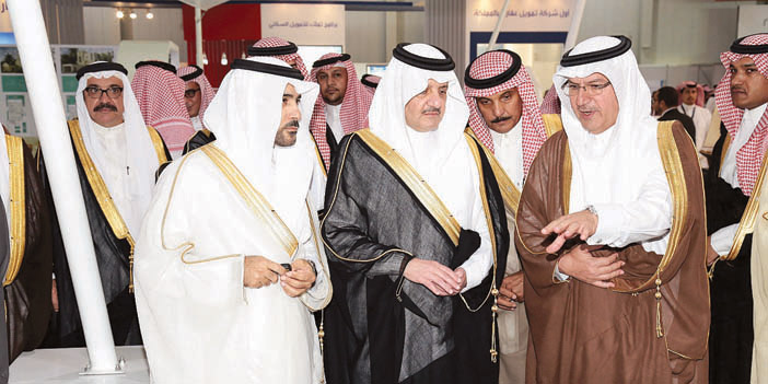  الأمير سعود بن نايف خلال جولته داخل معرض ريستاتكس الشرقية العقاري