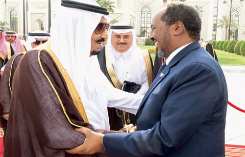 خادم الحرمين يستعرض العلاقات وتطورات الأحداث في المنطقة مع الرئيس الصومالي 