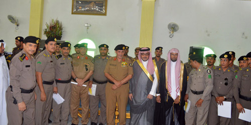  لقطة جماعية للأفراد المكرمين مع مدير الشرطة والمحافظ