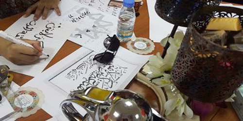 انطلاق برامج الخط العربي والزخرفة في نشاط الطالبات بتعليم عنيزة 