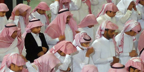  الطلاب يصلون صلاة الاستسقاء