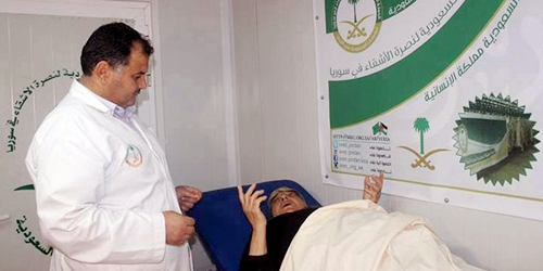 العيادات السعودية بالزعتري تقدِّم خدماتها لمسنة سورية تعاني من مرض السرطان 