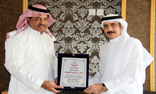  البلوي أثناء تقديم العضوية الشرفية للعديلي