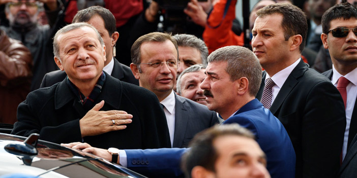  الرئيس التركي يحيي مؤيديه بعد فوز حزبه في الانتخابات
