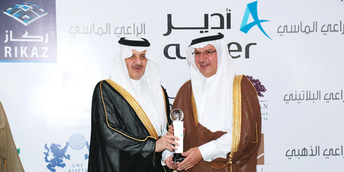  الأمير سعود بن نايف يسلِّم عبدالمحسن الراشد جائزة أفضل مشروع سياحي بالشرقية