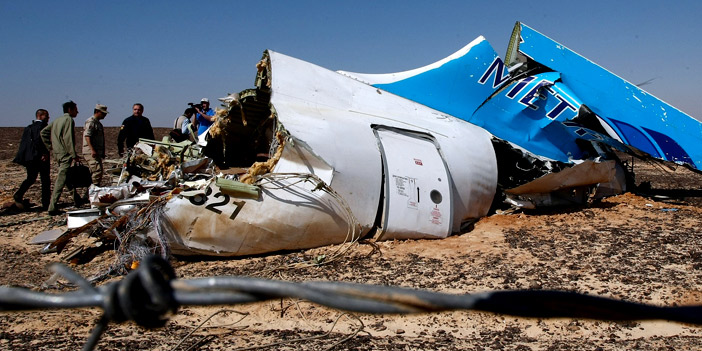  ضباط مصريون يعاينون أجزاء من الطائرة الروسية المتحطمة في سيناء