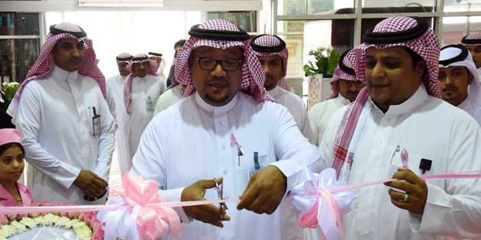  الرويلي يقص شريط المعرض