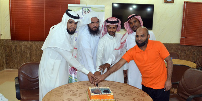 لجنة تنمية الأفلاج تكرِّم شابين سعوديين يعملان في مطعم وجبات سريعة 