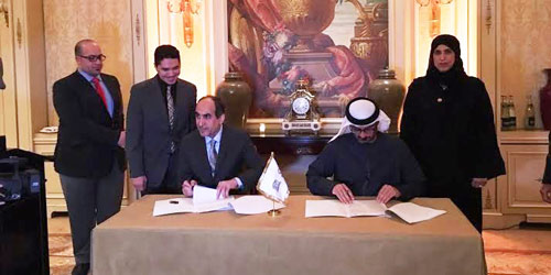  الدكتور الدخيل خلال توقيع المذكرة مع وزير التعليم الإماراتي