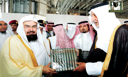 الأمير خالد الفيصل يتسلَّم عدداً من إصدارات رئاسة شؤون الحرمين 