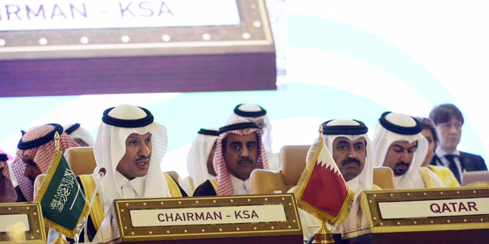  الأمير عبدالعزيز بن سلمان يتحدث أمام الطاولة المستديرة أمس بالدوحة