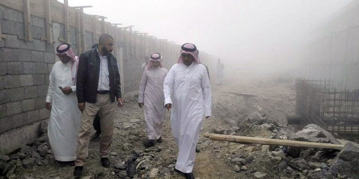  محافظ المندق يتفقد مشروع شبكة الصرف الصحي