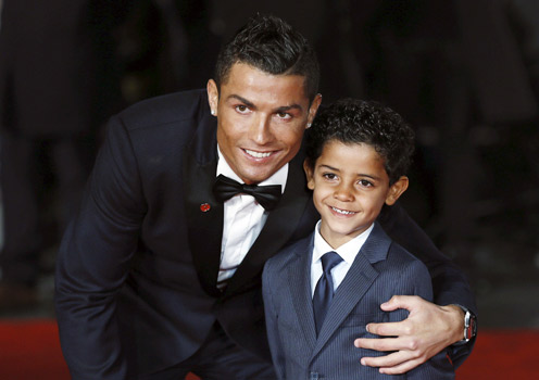  رونالدو مع ابنه في لندن لحضور افتتاح فيلمه «رونالدو»