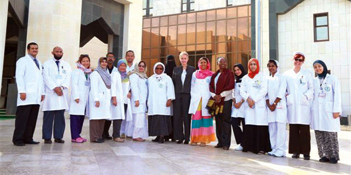  صورة جماعية للمتحدثين الدوليين مع اعضاء الإدارة التمريضية 7101