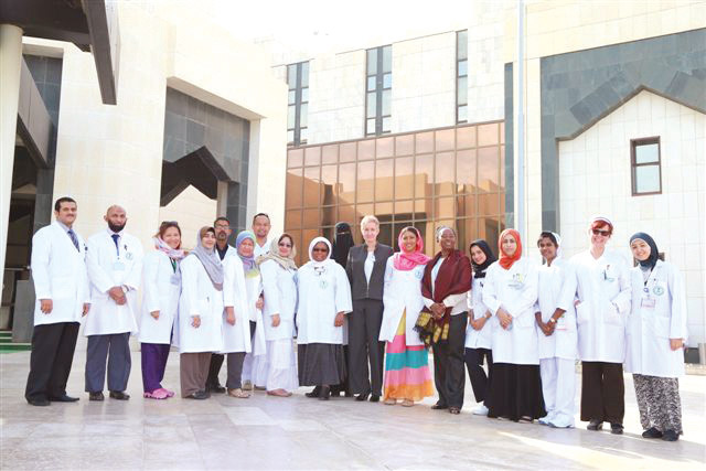  صورة جماعية للمتحدثين الدوليين مع اعضاء الإدارة التمريضية