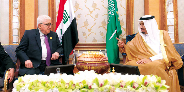خادم الحرمين يبحث أعمال قمة الرياض والموضوعات المشتركة مع الرئيس العراقي 