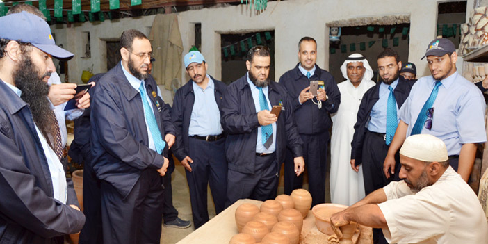  عمداء الكليات التقنية يتابعون مراحل تصنيع الفخار