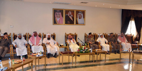  الشيخ المنيع واللواء القحطاني والحضور