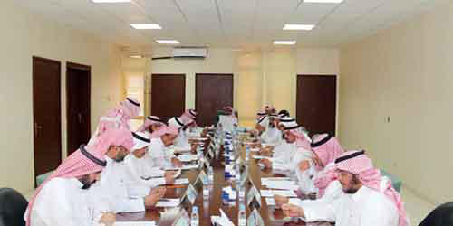  المحافظ مترئسا الأجتماع