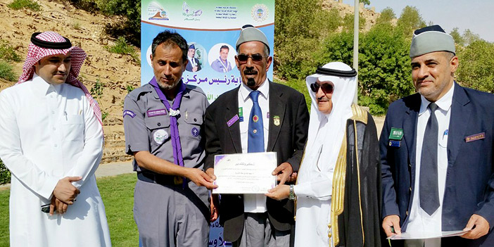  نائب رئيس الجمعية يكرم رئيس مركز جلاجل ورئيس البلدية تقديراً لدعمهم المشروع