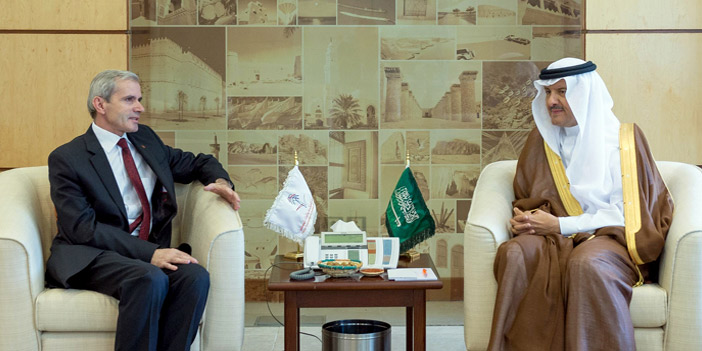  الأمير سلطان بن سلمان خلال استقباله السفير الألباني