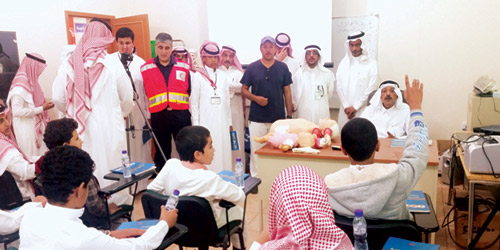  طلاب متوسطة شراف بضيافة الهلال الأحمر