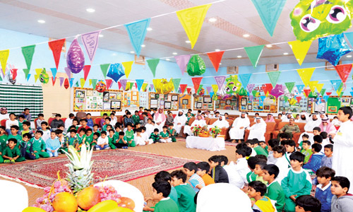 مدير تعليم القصيم يشارك طلاب مجمع الأمير سلطان مهرجان الفواكه 