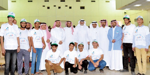  لقطة جماعية لمشاركة طلاب التعليم العام مع منسوبي الكلية