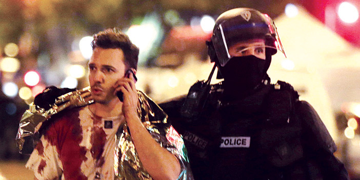  السلطات الفرنسية تقوم باجلاء القتلى والمصابين من الهجمات الارهابية