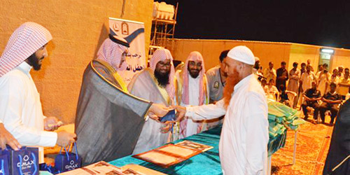  الطيار يكرِّم أحد المسلمين من العاملين بمكتب دعوة الجاليات