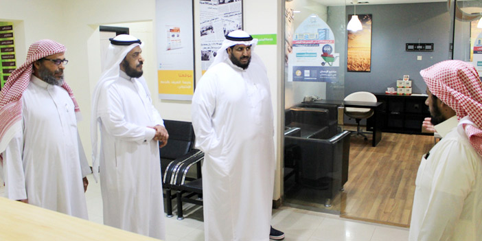  المنصور في جولة على أقسام مركز الإحسان ببريدة