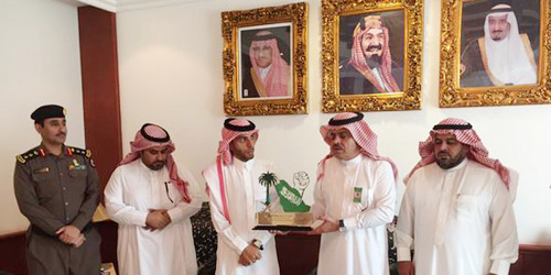  محافظ الرس يكرم العوض والعقيل