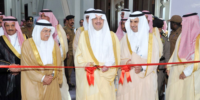  الأمير سعود بن نايف خلال قص شريط افتتاح المؤتمر