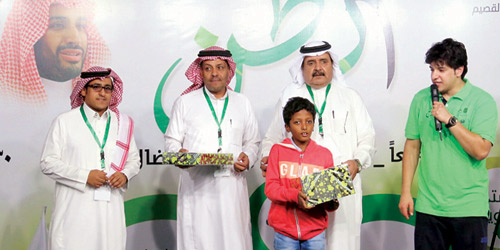  السناني يوزع الجوائز على المشاركين