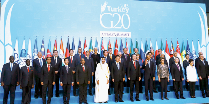  خادم الحرمين الشريفين متوسطاً قادة قمة العشرين في تركيا