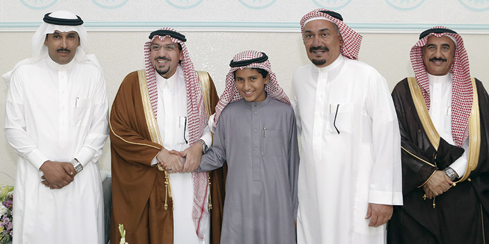  لقطة جماعية لأمير المنطقة مع أسرة القميع