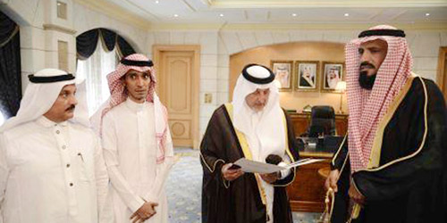  الأمير خالد يطالع تقرير مؤسسة إخاء للأيتام