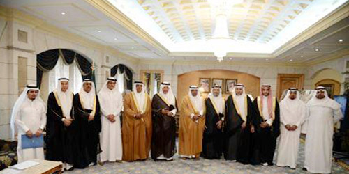  أمير منطقة مكة المكرمة مع مسؤولي الجامعة في لقطة تذكارية