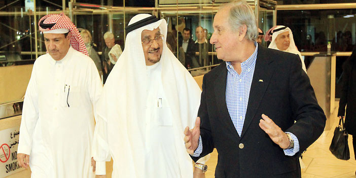  صالح بن ناصر لحظة استقباله رئيس الاتحاد الدولي لكرة الطائرة