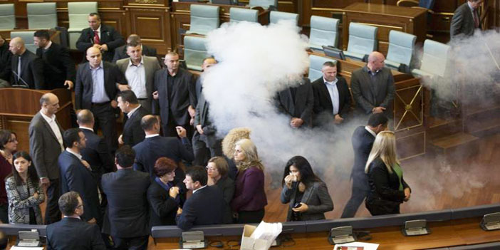 المعارضة الكوسوفية تنظم رابع احتجاج بالغاز المسيل للدموع بالبرلمان  