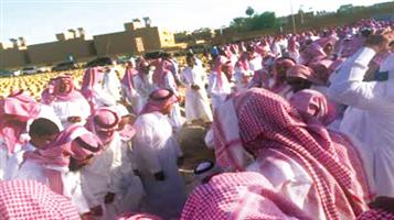 منسوبو تعليم الرياض يقدمون واجب العزاء في المعلمة سارة 