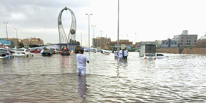  شوارع جدة تفيض بمياه الأمطار أمس