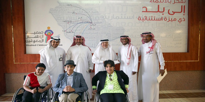 الغامدي مع عدد من منسوبي الجمعية وبعض الأطفال المعاقين
