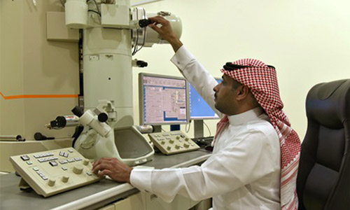  احد الباحثين في الجامعة