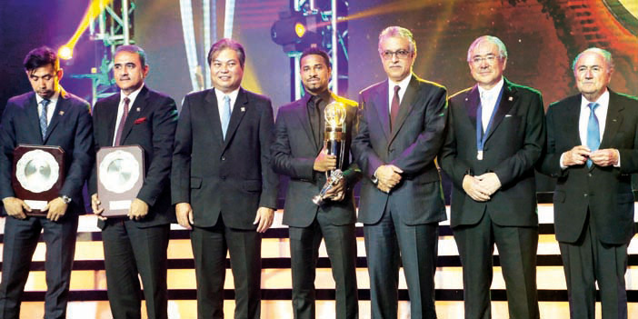  من تتويج الفائزين بالجائزة الماضية، ويظهر النجم السعودي ناصر الشمراني أفضل لاعبي آسيا