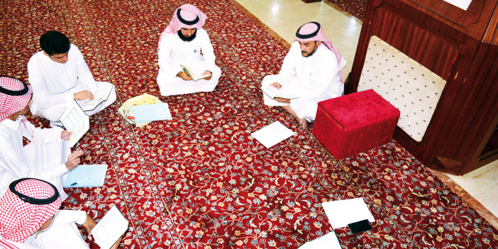 زوجان يُعلِّمان 20 شابًا وفتاة من الصم القرآن الكريم 