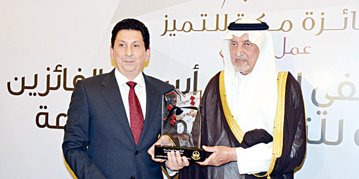  الأمير خالد الفيصل يسلم الدرع التكريمية للرئيس التنفيذي للشركة