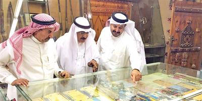 الشيخ محمد الفوزان يزور متحف د. جارالله العضيب 