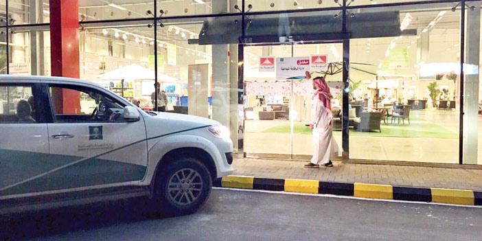 أحد منسوبي وزارة التجارة والصناعة يباشر إغلاق معرض شركة أبيات في الرياض